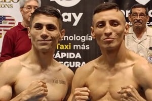 Reyes y Alvarado, antes del combate, en el pesaje. Crédito: Notifight.com.