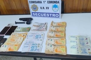 Una réplica de arma, teléfonos y más de 1 millón de pesos, de incierta procedencia, al tercero investigado.  Unidad Regional XV.