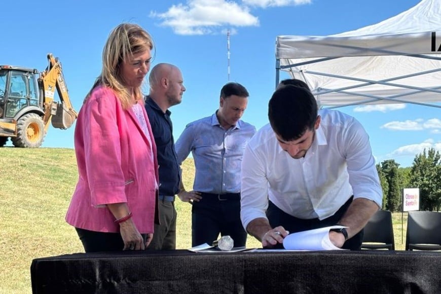 La firma del intendente Leonel Chiarella junto a Vilma Olivieri.