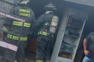 Los Bomberos lucharon contra el fuego pero no pudieron sacar con vida al morador de la vivienda. Crédito: Infomas Noticias.