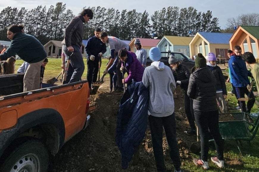 Jóvenes voluntarios de diferentes partes del país ayudando en la construcción de las viviendas del proyecto Akamasoa. Gentileza: UCSF