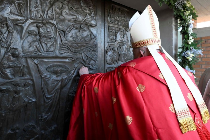 Pope Francis opens a Holy Door, one of only five that will be open during the 2025 Catholic Holy Year, at Rebibbia prison, in Rome, Italy, December 26, 2024.  Vatican Media/Francesco Sforza Handout via REUTERS    ATTENTION EDITORS - THIS IMAGE WAS PROVIDED BY A THIRD PARTY.