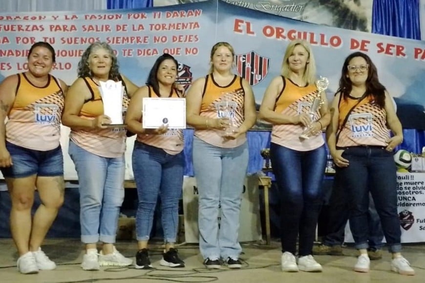 Mamis Hockey. Como broche de oro, se reconoció a las jugadoras de esta disciplina, quienes cerraron un año deportivo lleno de logros . Gentileza