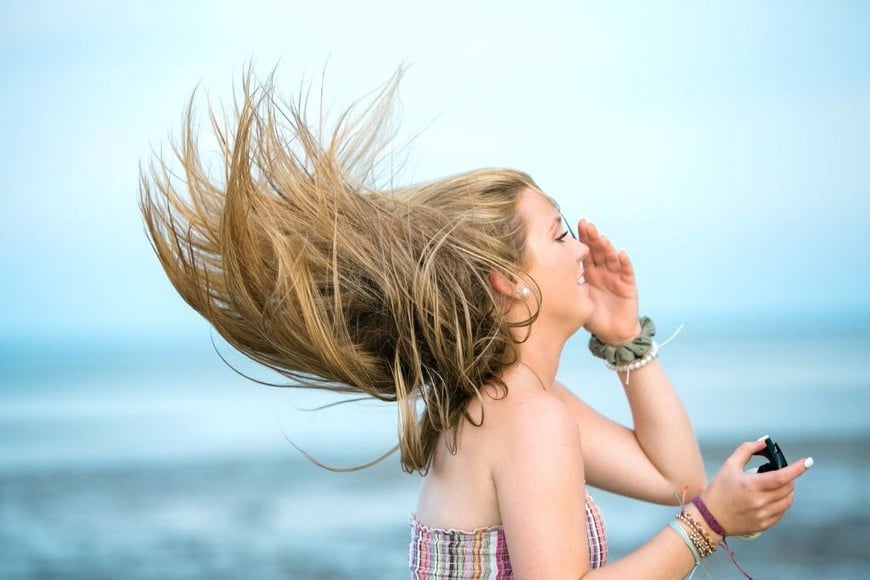 Cuida tu cabello del cloro y el mar.