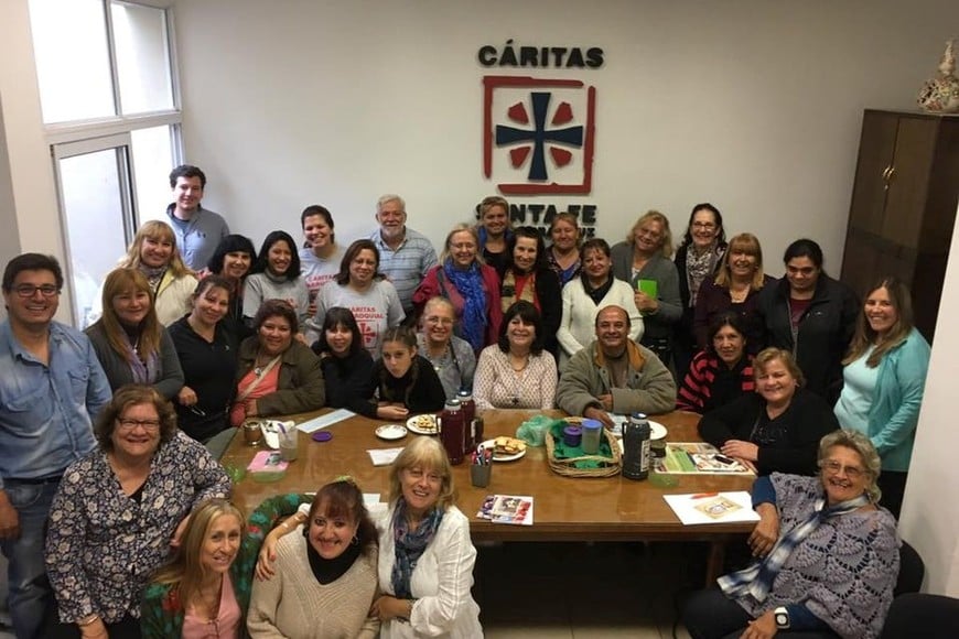 Todos juntos por los otros. Autoridades y colaboradores de la entidad parroquial, que depende de la Iglesia Católica.