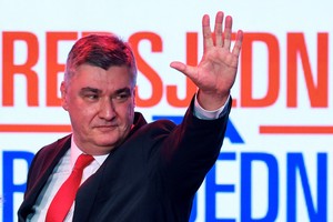 Croatian President and presidential candidate Zoran Milanovic waves to supporters, after the first results of Croatia's presidential election, in Zagreb, Croatia, December 29, 2024. REUTERS/Antonio Bronic