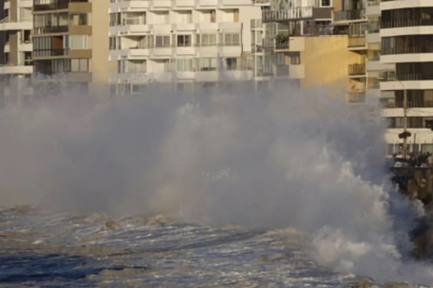 La marejada también afectó las actividades en Valparaíso, en Chile.