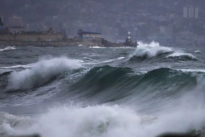 Otra vista de las grandes olas sobre la costa chilena.