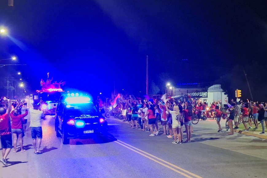 El regreso a San Javier fue una verdadera fiesta. Al llegar a la ciudad, los campeones fueron recibidos por una multitud que los esperaba en el acceso norte. Entre bombos, banderas y cánticos, los jugadores, cuerpo técnico y directivos recorrieron algunas calles de la ciudad subidos a la autobomba de los bomberos voluntarios, con varios jugadores levantando la copa mientras recorrían las principales avenidas.