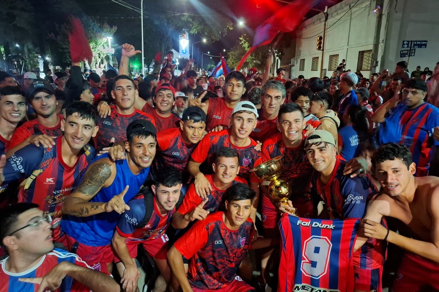 El regreso a San Javier fue una verdadera fiesta. Al llegar a la ciudad, los campeones fueron recibidos por una multitud que los esperaba en el acceso norte. Entre bombos, banderas y cánticos, los jugadores, cuerpo técnico y directivos recorrieron algunas calles de la ciudad subidos a la autobomba de los bomberos voluntarios, con varios jugadores levantando la copa mientras recorrían las principales avenidas.