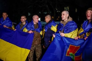 Prisioneros ucranianos celebran su liberación. Reuters.