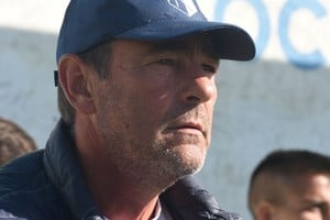 Eduardo Magnín. El ex entrenador de Unión, seguirá por una temporada más en el club La Salle. Su primer desafío del año 2025 será la Copa Federación. Crédito: Luis Cetraro.