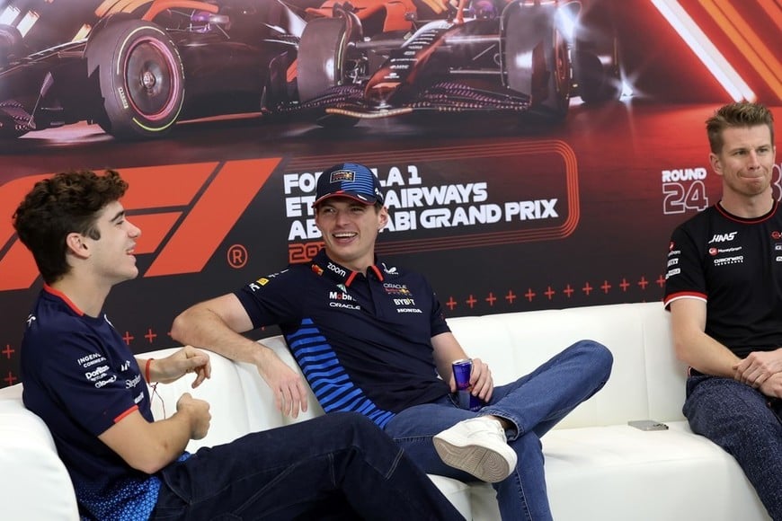 Franco Colapinto junto a Max Verstappen en conferencia de prensa antes de Abu Dhabi.