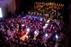 El cierre de temporada de la Orquesta, junto al Coro, interpretando la Cantata “Alexander Nevsky, Op. 78” de Serguéi Prokófiev, acompañada por fragmentos de la película homónima de Serguéi Eisenstein. Foto: Gentileza Ministerio de Cultura