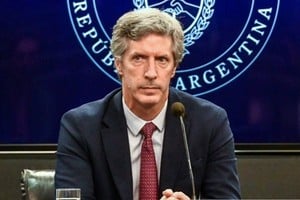 El titular del BCRA, Santiago Bausili, explicó que la potencial demanda de salida desde el peso hacia el dólar ante un desarme de los controles cambiarios no estaría dada ni en las pymes que necesiten importar, ni en la necesidad de ahorro de las personas, sino en empresas multinacionales que tienen retenidos saldos de dividendos.