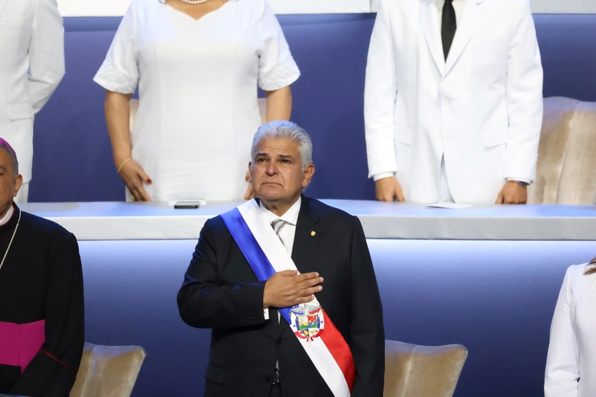 (240702) -- CIUDAD DE PANAMA, 2 julio, 2024 (Xinhua) -- Imagen del 1 de julio de 2024 del presidente panameño, José Raúl Mulino, asistiendo a su ceremonia de investidura, en la Ciudad de Panamá, capital de Panamá. Mulino prometió el lunes una gestión con austeridad y replantear las finanzas a fin de quitar recursos a la politiquería y transformar el país. Así lo afirmó en un discurso tras tomar posesión para un mandato presidencial de cinco años (2024-2029). (Xinhua/Daniel A. González) (jg) (ra) (ce)