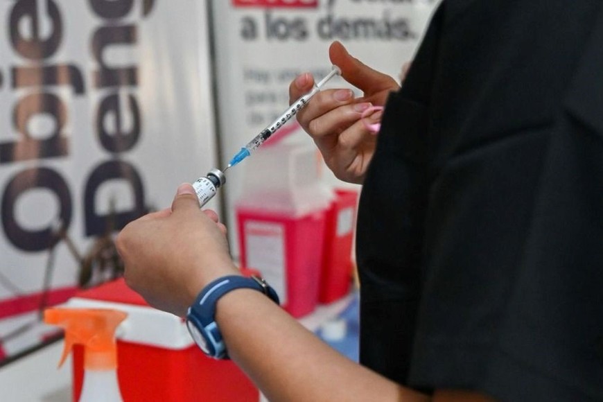 La vacunación contra el dengue fue la novedad de este 2024. Son necesarias dos dosis, con un intervalo de tres meses entre una y otra. La provincia lanzó una estrategia propia de inmunización de acuerdo a un plan progresivo y nominalizado. El medicamento, de Takeda Argentina, también estuvo disponible en farmacias.