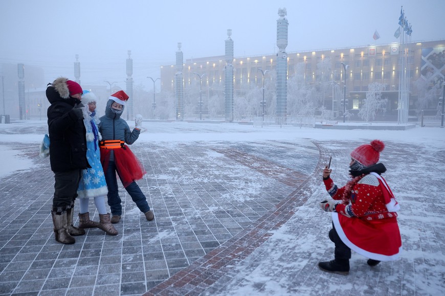 Participants of the New Year's Eve race pose for a picture near a Christmas tree, after the temperature went below minus 47 degrees Celsius (minus 52.6 degrees Fahrenheit) in Yakutsk, the capital of the Sakha Republic located in the northeastern part of Siberia, Russia, December 31, 2024. REUTERS/Vadim Skryabin