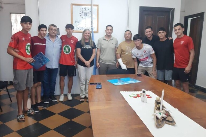 Los chicos del plantel 2007 de General Belgrano, campeones de plata en Liga Santafesina.