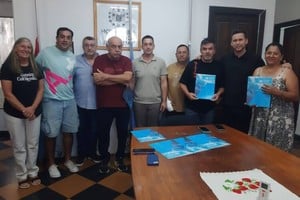 El Prof. Ortiz, representantes del Camping Penitenciario, el edil Zurawski y Gabriela Andino, con el reconocimiento por la Colonia Inclusiva II.