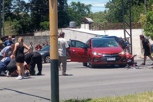 Una ambulancia trasladó al hombre herido hasta el Hospital Cullen. Fotos: El Litoral