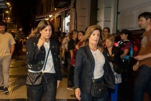 Bárbara Lanata, una de las hijas del periodista, y su madre Andrea Rodríguez. Foto: NA/Damián Dopacio.