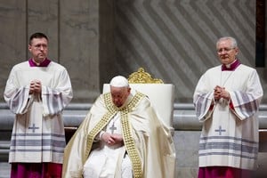 El Papa celebró la última misa del año en la basílica de San Pedro del Vaticano. Reuters.