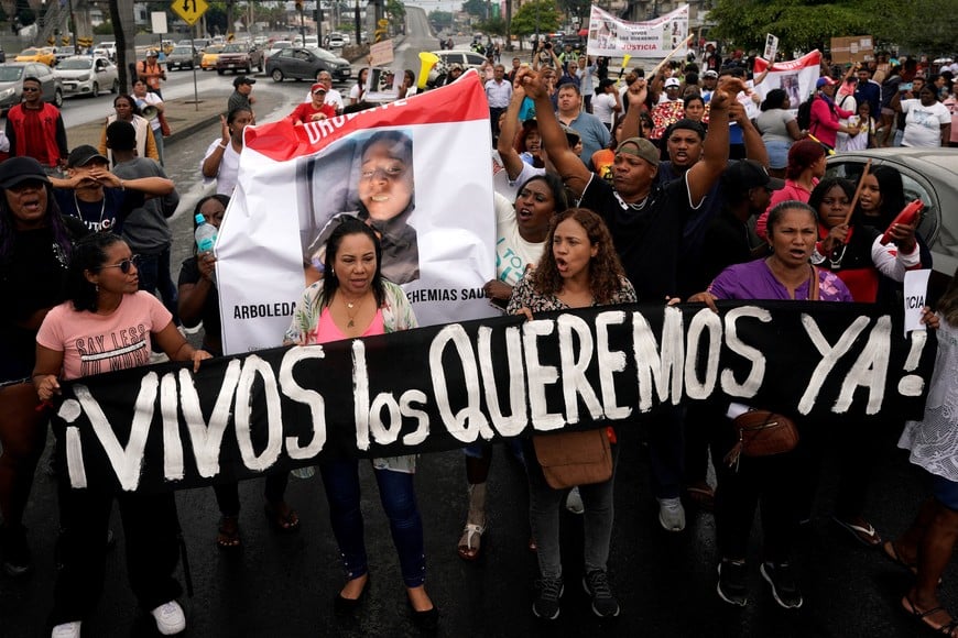 People protest outside judicial complex during a protest against the forced disappearance of four minors, as it will seek charges against 16 military personnel over their suspected involvement, in Guayaquil, Ecuador December 31, 2024. REUTERS/Santiago Arcos