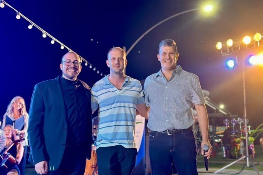 Juan Aneiros, Gabriel Vinderola y el senador Diana, al finalizar el concierto. Los artistas fueron reconocidos.