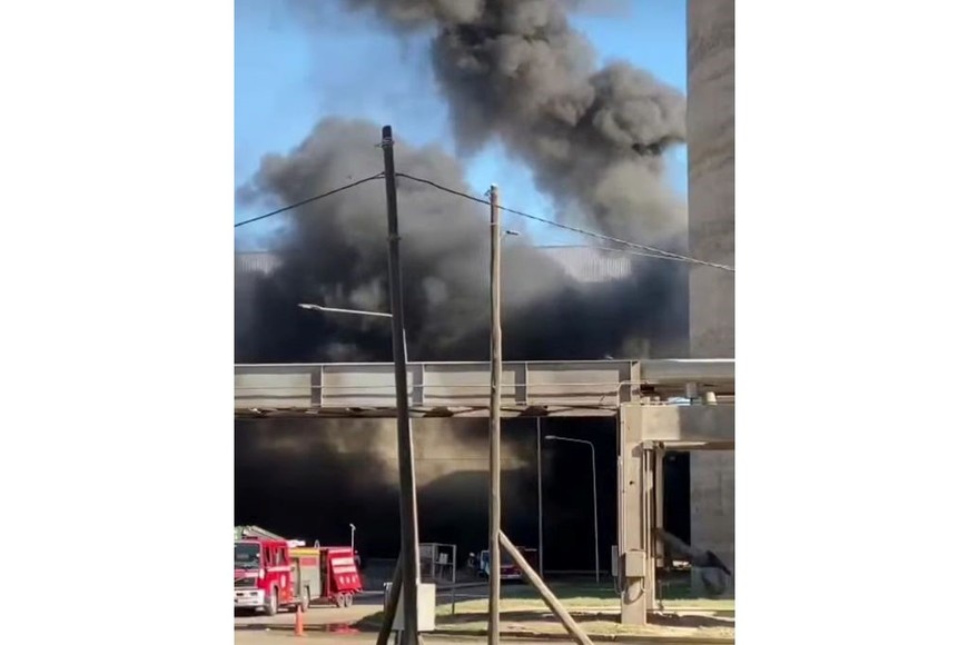 Así arde desde la medianoche esta planta agroexportadora de Timbúes.