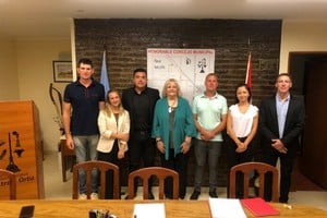 Concejales junto a la intendente de la ciudad de Sastre.