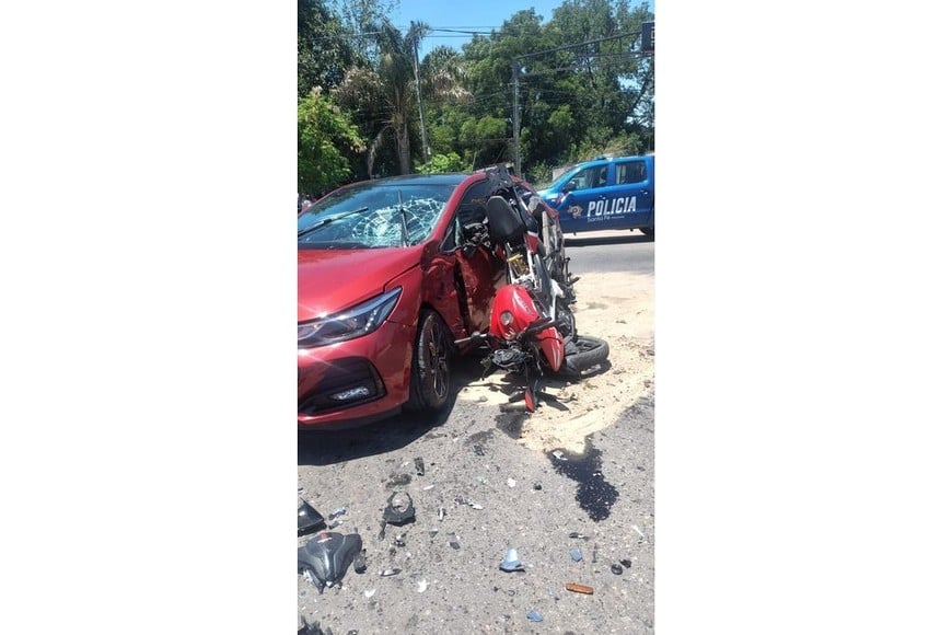 La víctima manejaba una moto marca Rouser. Fotos: El Litoral