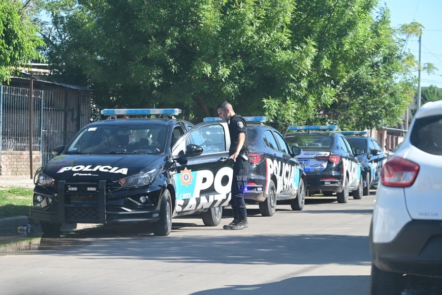 Operativo policial en el domicilio de Padre Quiroga al 2000. Crédito: Flavio Raina