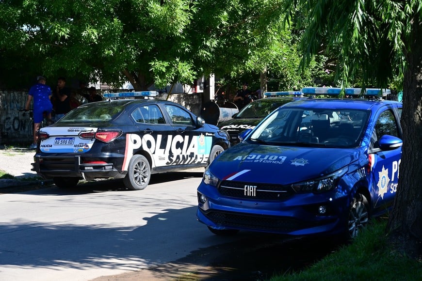 Operativo policial en el domicilio de Padre Quiroga al 2000. Crédito: Flavio Raina