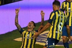 Vuelve el "Gitano". Después de cinco años y un título con la camiseta de Rosario Central, el lateral derecho Damián Martínez volverá a vestir la camiseta de Unión. Competirá con Lautaro Vargas para ver quien se queda con la titularidad en el Unión 2025 del "Kily" González.