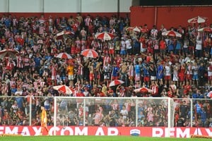 La hinchada rojiblanca. Foto: Manuel Fabatía