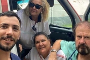 El equipo de salud que trabajó con el parto sobre la ambulancia. Son de Puerto Gaboto y de Maciel en una unidad de Gaboto. Crédito: Info Más Noticias.