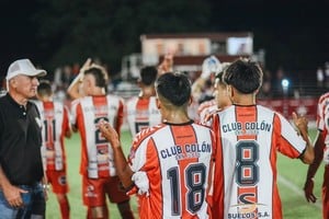 Miguel Restelli junto a los jugadores. Gentileza: Prensa CCSJ