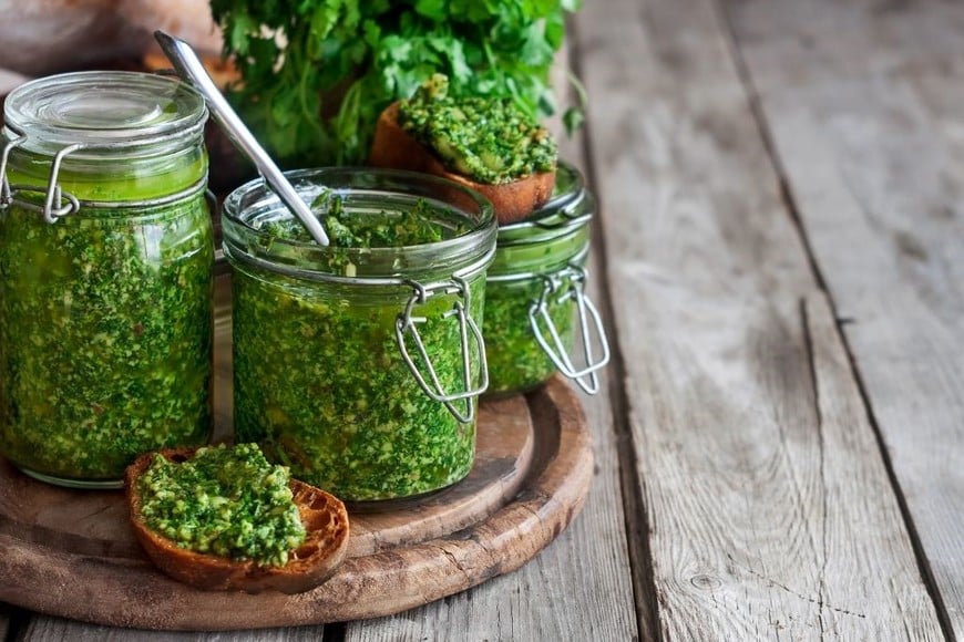 El cilantro no solo potencia el sabor, también mejora la digestión y la salud.