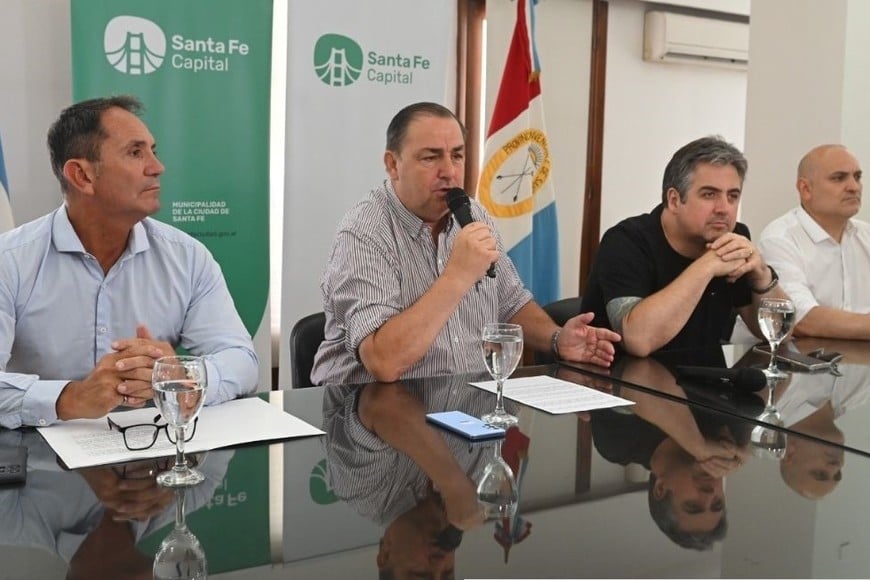 El intendente de Santa Fe, Juan Pablo Poletti, y el ministro de Justicia y Seguridad de la provincia, Pablo Cococcioni, brindaron una conferencia de prensa.