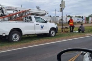 Personal instalando el radar en ruta nacional 33.