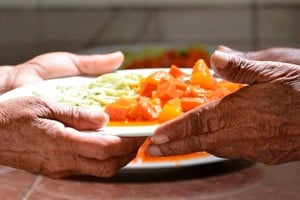 La imagen es ilustrativa. El hambre, que no espera, golpea muy fuerte a los niños y a los adultos mayores.