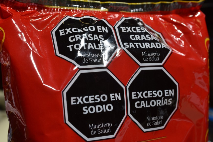 Los sellos alertan sobre el exceso de nutrientes críticos como azúcares, grasas saturadas, sodio y calorías. Créditos: Mauricio Garin