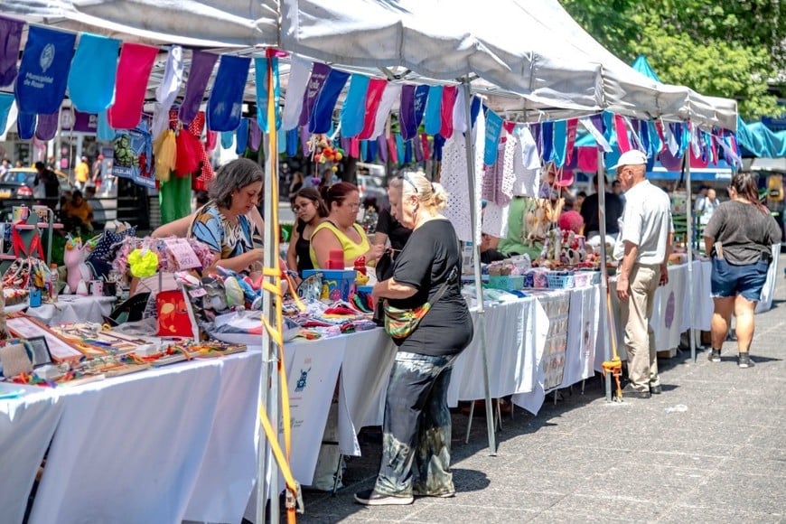 Participarán 145 emprendimientos locales en esta oportunidad, proponiendo una amplia gama de obsequios para niñas y niños que esperan a los Reyes Magos. Entre los diversos juegos y juguetes, destinados a las y los más pequeños, se podrán encontrar, entre otros, rompecabezas, diversos juegos de mesa, muñecos articulados, amigurumis y libros.