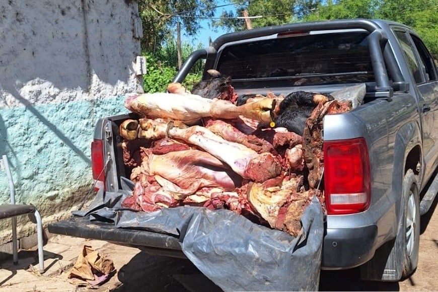 En Santa Rosa de Calchines los agentes secuestraron cortes cárnicos, entre otros elementos.