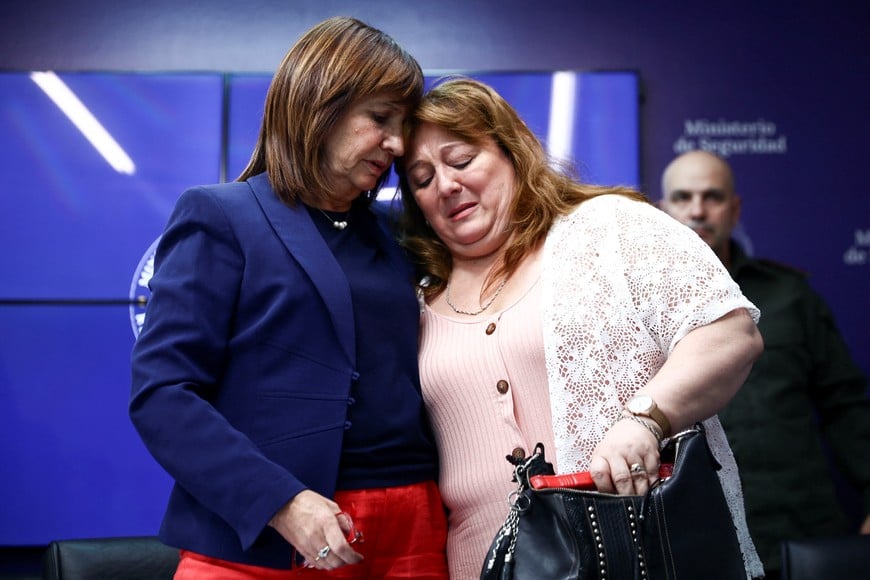 Argentina's Security Minister Patricia Bullrich embraces Griselda Heredia, mother of  Nahuel Agustin Gallo, a non-commissioned officer of Argentina's Gendarmeria detained after attempting to enter Venezuela irregularly earlier this month and under investigation for links to international right-wing terrorism, Venezuela's attorney general Tarek Saab said in a statement on Friday, in Buenos Aires, Argentina December 27, 2024. REUTERS/ Tomas Cuesta