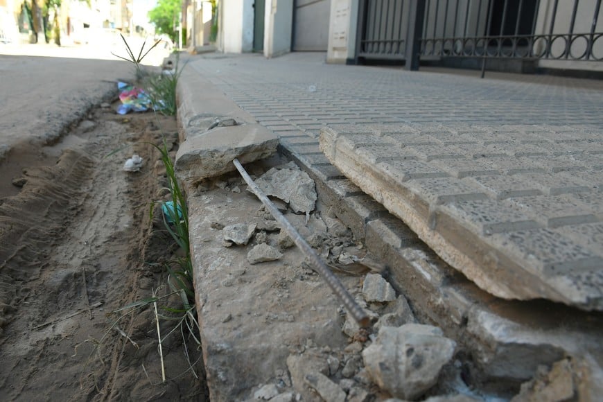 La obra quedó inconclusa, con corralitos, hierros levantados y montículos, porque falta la renovación del pavimento que dará inicio el próximo lunes, según aseguraron desde Assa. Crédito: Manuel Fabatía