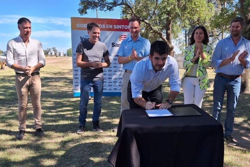 El intendente Leonel Chiarella firmando el acta de inicio de obra.