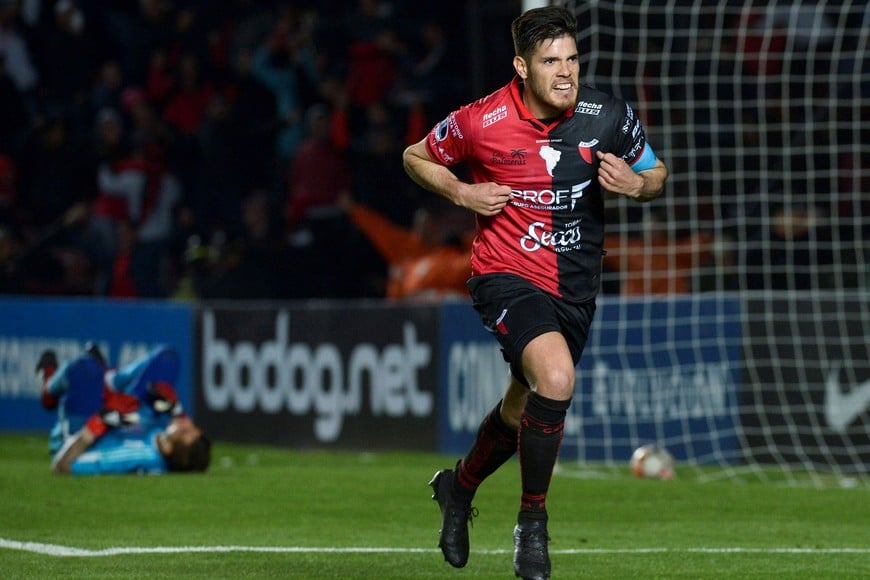 Soccer Football - Copa Sudamericana - Argentina's Colon v Brazil's Sao Paulo - Brigadier General Estanislao Lopez stadium, Santa Fe, Argentina - August 16, 2018. Colon's Guillermo Ortiz celebrates after scoring a penalty. REUTERS/Sebastian Granata santa fe Guillermo Ortiz campeonato torneo copa sudamericana 2018 futbol futbolistas partido colon de santa fe san pablo