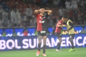 ¿Se saca la espina?. El "Turro" Emanuel Olivera y su lamento bajo la lluvia de La Olla en la final de la Copa Sudamericana contra Independiente del Valle. Colón ya negocia con su agente: está jugando en el Junior de Barranquilla en Colombia. Crédito: Mauricio Garín